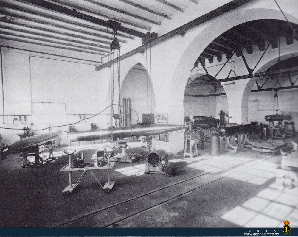 Año 1919, sala de regulación de torpedos. El torpedo de cargo en la Flotilla de Submarinos en su primera época era el Bliss-Leavit de fabricación norteamericana.